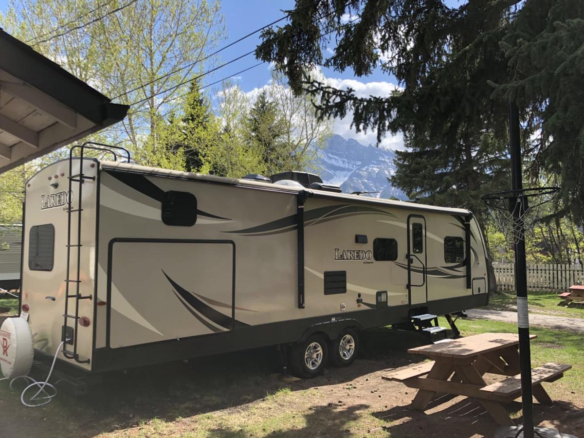 坎莫尔 Rundle Mountain Rv Park酒店 外观 照片