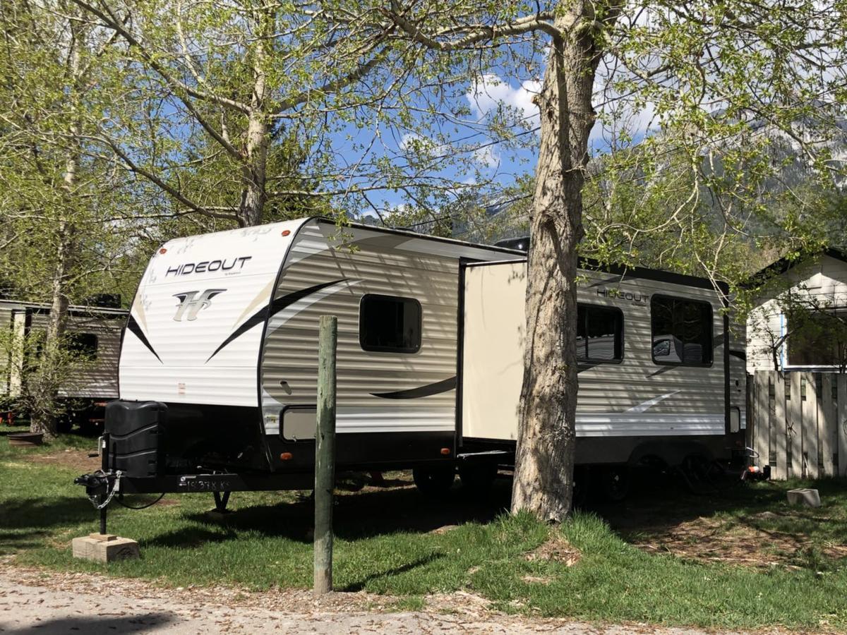 坎莫尔 Rundle Mountain Rv Park酒店 外观 照片