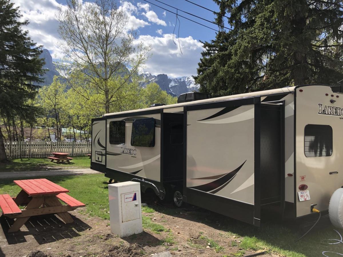 坎莫尔 Rundle Mountain Rv Park酒店 外观 照片